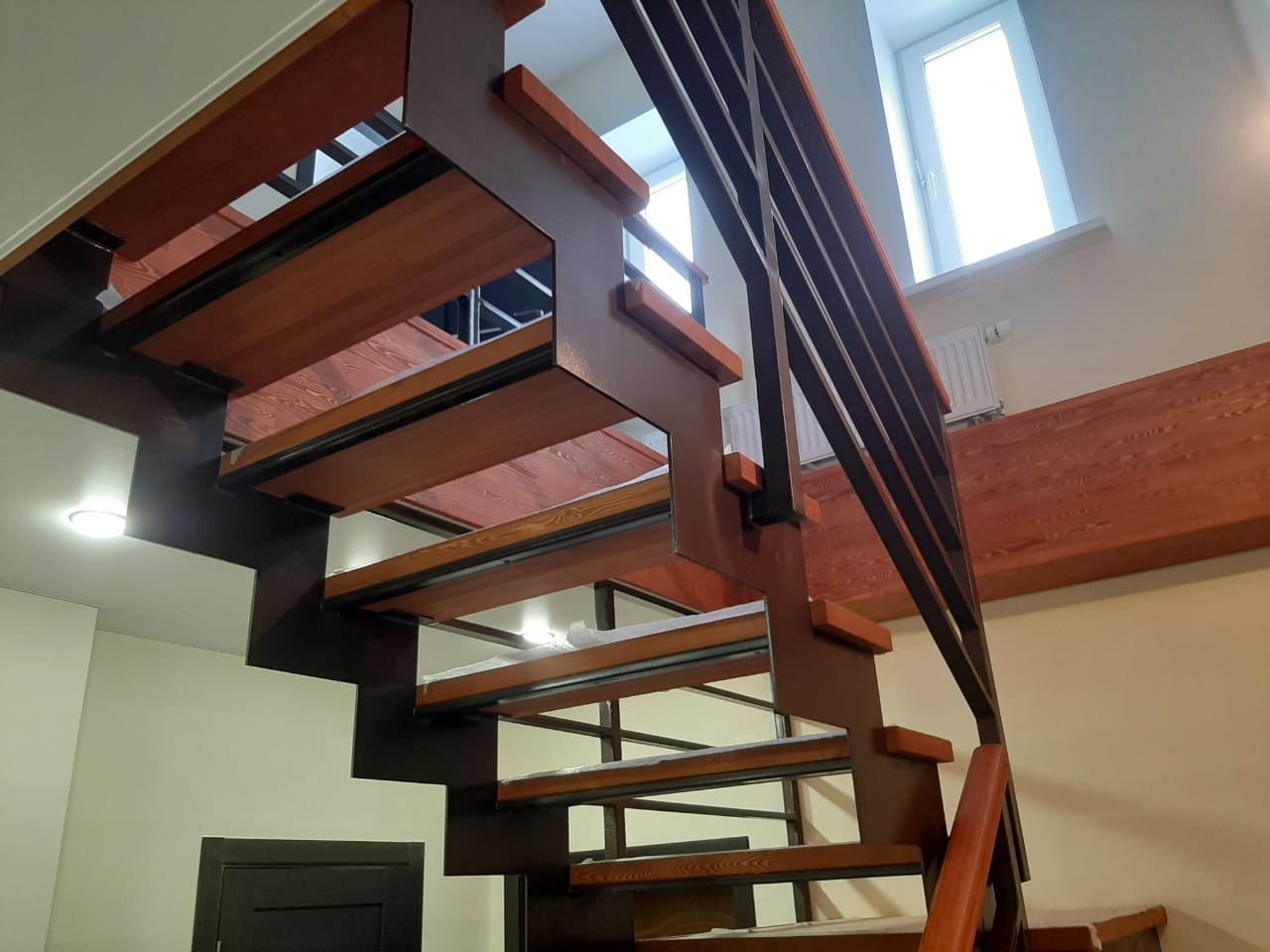 лестница открытого типа на листовом металле
