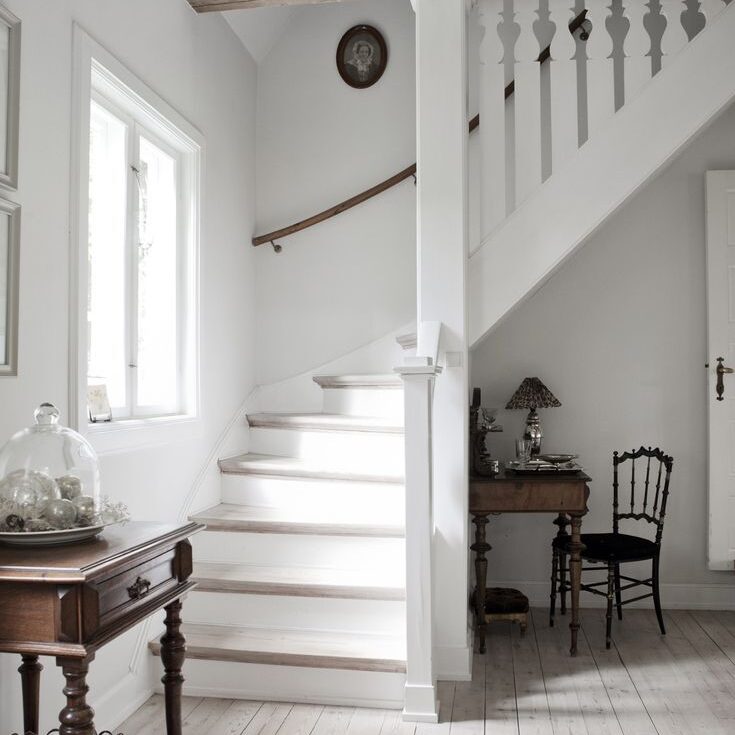 красивая белая лестница