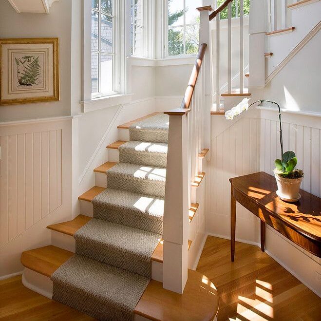 светлая лестница в доме