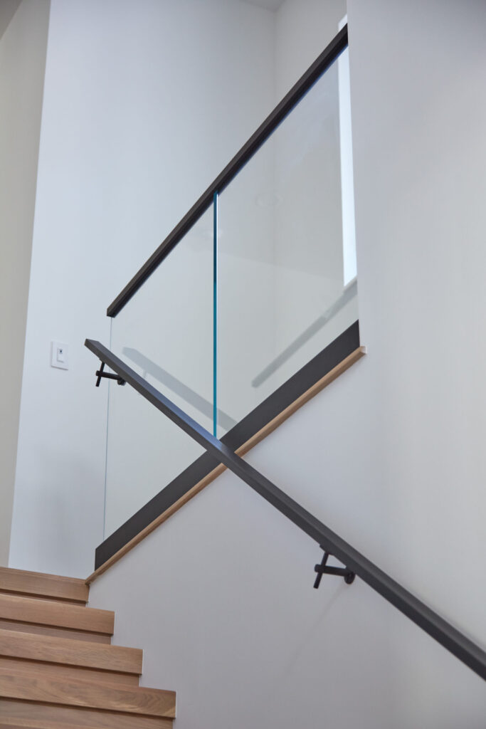 ограждения из стекла для лестницы под ключ